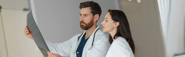 Dois Médicos Uniforme Olhar Discutir Raio Ressonância Magnética Coluna Paciente — Fotografia de Stock