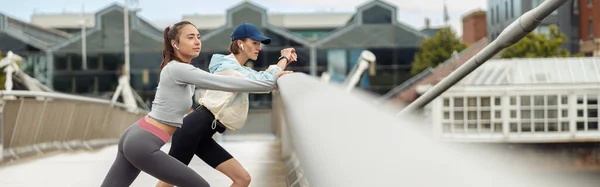 Gyönyörű Sportos Nők Nyújtózkodnak Városi Gyaloghídon Egészséges Életmód — Stock Fotó