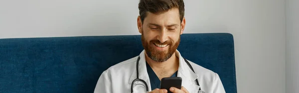 Médico Terapeuta Usa Teléfono Durante Pausa Oficina Medicina Foto Alta —  Fotos de Stock