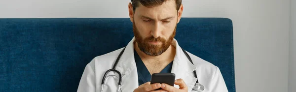 Médico Terapeuta Usa Teléfono Durante Pausa Oficina Medicina Foto Alta —  Fotos de Stock
