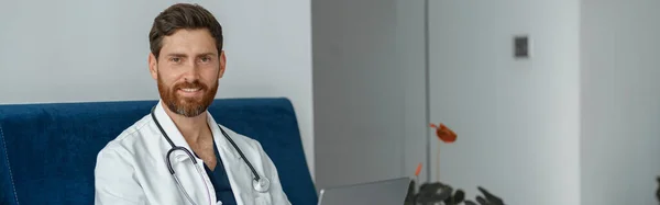 Steteskoplu Bir Doktor Tıp Ofisinde Çalışırken Dizüstü Bilgisayar Kullanıyor Yüksek — Stok fotoğraf