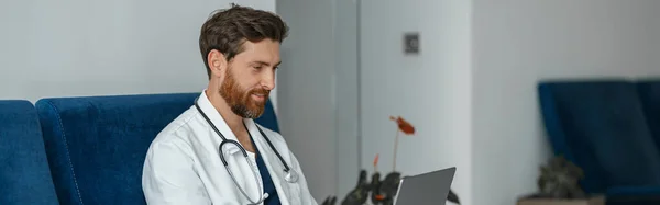 Médico Terapeuta Com Estetoscópio Usando Laptop Enquanto Trabalhava Consultório Medicina — Fotografia de Stock