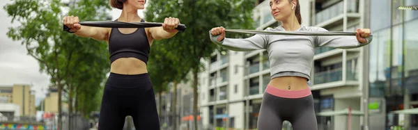 Жінки Тренують Язи Рук Фітнес Гумками Місті Відкритому Повітрі Тренування — стокове фото