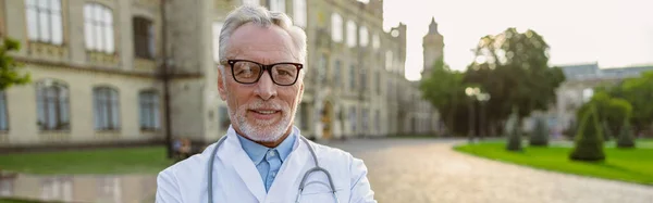 Laboratuvar Önlüklü Gözlüklü Kendinden Emin Bir Erkek Doktorun Portresi Kameraya — Stok fotoğraf