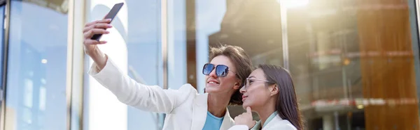 Two Female Friends Have Rest Stairs Making Selfie Background Cityscapes — Foto de Stock