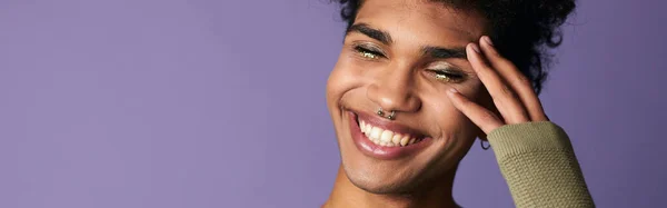 特写微笑的非洲裔美国男性 有着非洲式的发型 英俊的变性青年男子的画像 紫色背景的快乐休闲装扮的跨性别模特 — 图库照片