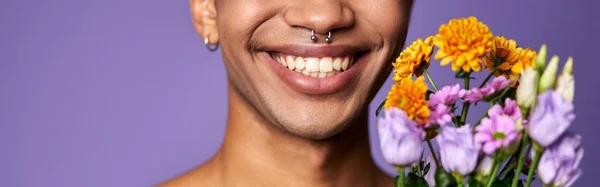 Hombre Transgénero Latinoamericano Sonriendo Con Flores Mano Retrato Cerca Modelo —  Fotos de Stock