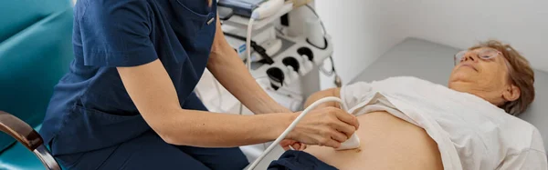 Doktor Ultrason Hastanede Hastanın Karnını Muayene Ediyor Doğum Öncesi Teşhis — Stok fotoğraf