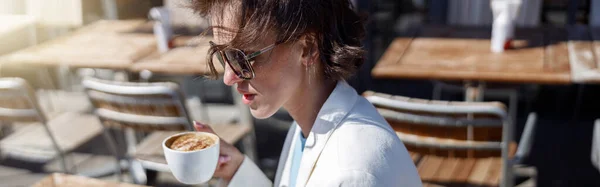 Attractive Business Woman Sunglasses Drinking Coffee Sitting Cafe Blurred Background — Stok fotoğraf