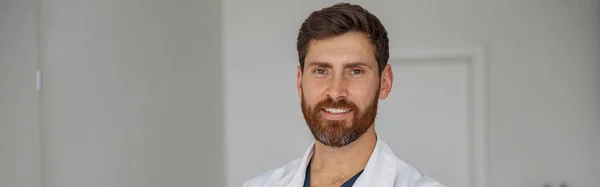 Tıp Kliniğinde Dikilip Kameraya Bakan Üniformalı Bir Doktorun Portresi Yüksek — Stok fotoğraf