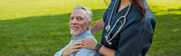 Starající Ošetřovatelka Obličejovým Štítem Maskou Procházce Starým Mužem Uzdravující Pacientku — Stock fotografie