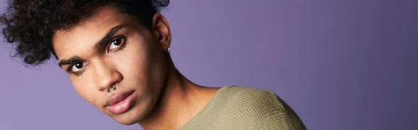 Hezký Transgender Bruneta Muž Tričku Vypadá Foťák Portrét Záběr Latino — Stock fotografie