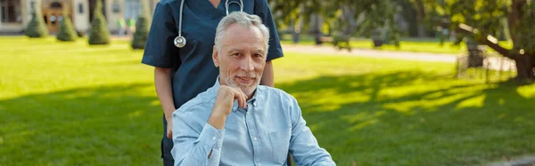 Senior Man Herstellende Patiënt Een Rolstoel Kijkend Naar Camera Tijdens — Stockfoto