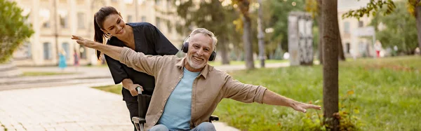 Fröhlicher Älterer Behinderter Mann Rollstuhl Mit Kopfhörern Der Spaß Bei — Stockfoto
