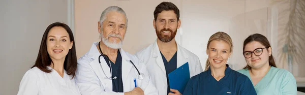 一组快乐而成功的医生和护士在医院的画像 高质量的照片 — 图库照片