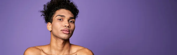 Portrét Latinskoamerického Transgenderového Modelu Fialovém Pozadí Hezký Mladý Muž Pózuje — Stock fotografie
