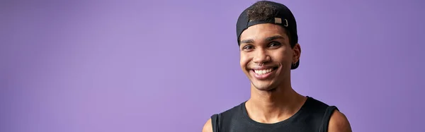 Hombre Transgénero Sonriente Con Móvil Mano Sobre Fondo Morado Hombre —  Fotos de Stock