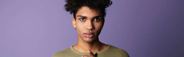 アフロ髪型のトランスジェンダーのアフリカ系アメリカ人男性のクローズアップ肖像 カメラを探しているハンサムな男性 カジュアル服を着たトランス性別モデルで紫の背景 — ストック写真