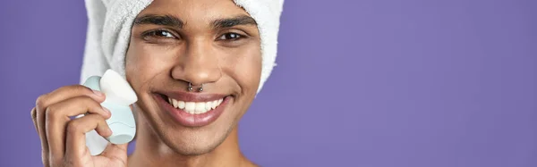 Afroamerykański Transgenderowy Młodzieniec Patrzy Obiektyw Uśmiecha Się Trans Płci Męskiej — Zdjęcie stockowe