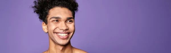 若い男はポーズと笑顔の肖像画モデル トランスジェンダーの大人のライフスタイル 紫の背景に魅力的なラテン系アメリカ人男性 トランスジェンダーのアイデンティティ 敏感でセクシーで強い男 — ストック写真