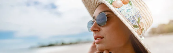 Beautiful Woman Traveler Hat Standing Tropical Beach Looking Ocean Blurred — Foto de Stock