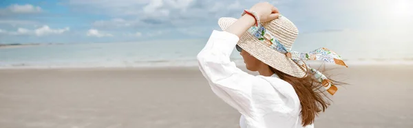 Side View Woman Traveler Hat Standing Beach Looking Ocean Blurred — Foto de Stock