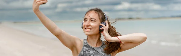 Woman Sportswear Standing Beach Making Selfie Background Ocean High Quality — Photo
