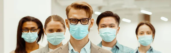 stock image Leader in a protective mask holding a sheet with the inscription