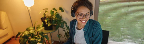Усміхнена Жінка Дизайнер Інтер Єру Навушниках Працює Домашньому Офісі Високоякісна — стокове фото