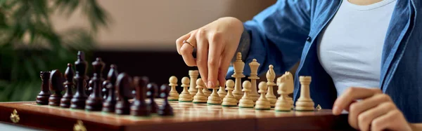 Молодая Женщина Смотрит Шахматные Фигуры Доске Делает Ход Играя Шахматы — стоковое фото