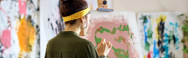 Visão Traseira Jovem Artista Feminina Criando Pintura Abstrata Sala Estar — Fotografia de Stock