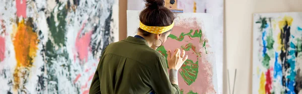 Visão Traseira Jovem Artista Feminina Quadro Pintura Avental Sala Estar — Fotografia de Stock