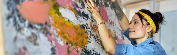 Terkonsentrasi Pelukis Wanita Muda Bekerja Pada Lukisan Minyak Abstrak Besar — Stok Foto