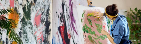 현대의 작업을 재능있는 미술가의 뒷모습 그녀는 손가락으로 캔버스에 페인트를칠 있습니다 — 스톡 사진