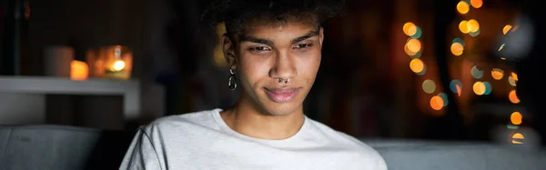 Eğlence Için Çekici Genç Adamın Gece Portresi Ekrana Bakıyor Video — Stok fotoğraf