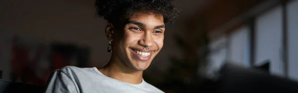 Noční Portrét Mladého Usměvavého Chlapa Pracujícího Notebooku Tmavé Místnosti Sedícího — Stock fotografie