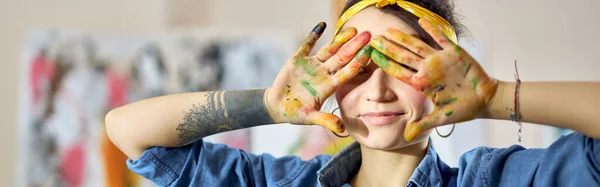 Портрет Творческой Женщины Держащей Руки Краске Глазах Создании Абстрактной Живописи — стоковое фото