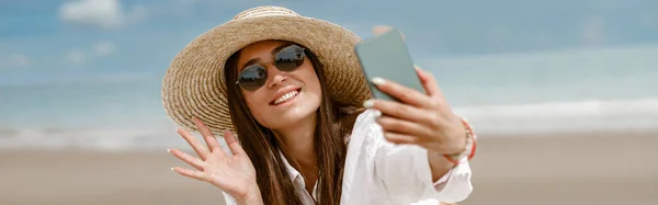Joven Mujer Sonriente Ropa Verano Hacer Videollamada Teléfono Playa Foto — Foto de Stock