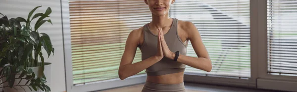 Mujer Sentada Piso Practica Yoga Viendo Clase Entrenando Laptop Desde —  Fotos de Stock