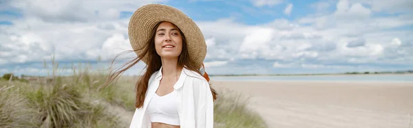 Smiling Young Woman Traveler Straw Hat Walking Beach Summer Travel — Foto de Stock