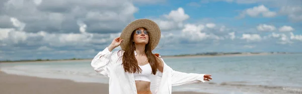 Traveler Woman Straw Hat Walking Open Arm Sea Beach Summer — Foto de Stock