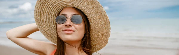 Woman Traveler Sunglasses Standing Beach Sea Vacation Making Selfie — Foto de Stock