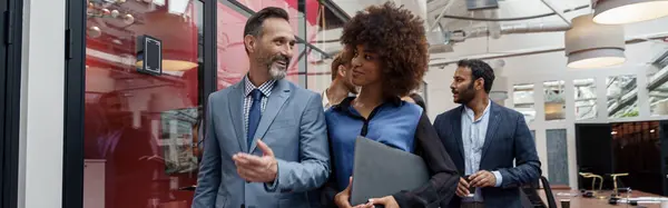 Businesspeople Talking While Standing Office Break Teamwork Concept High Quality — Fotografia de Stock