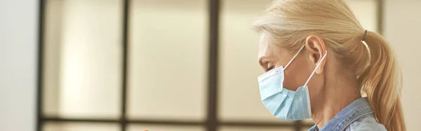 Koruyucu Yüz Maskesi Takan Ellerini Temizleyen Antibakteriyel Dezenfektanı Kullanan Içeride — Stok fotoğraf