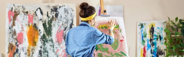 Visão Traseira Jovem Artista Feminina Avental Criando Pintura Abstrata Cavalete — Fotografia de Stock