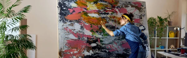 Largura Completa Inspirada Pintora Femenina Que Trabaja Una Gran Pintura — Foto de Stock