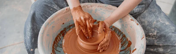 Widok Upraw Ręce Zręcznej Młodej Kobiety Cierpliwie Tworząc Gliniane Naczynia — Zdjęcie stockowe