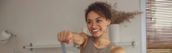 Tersenyum Afro American Wanita Melakukan Latihan Untuk Tangan Oleh Tutorial — Stok Foto