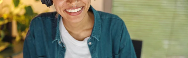 Primer Plano Mujer Sonriente Freelancer Está Trabajando Computadora Oficina Hogar —  Fotos de Stock