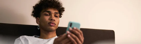 Giovane Occupato Con Piercing Utilizzando Smartphone Nel Suo Letto Notte — Foto Stock